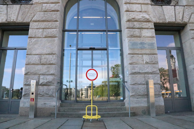 Eingangstür der Stadtbibliothek mit Schlid "Durchgang verboten"