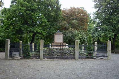 Das Denkmal Napoleonstein im Wilhelm-Külz-Park, Gesamtansicht
