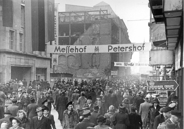 Petersstraße mit Messetreiben und zahlreichen Straßenpassanten und Werbung für Messehof - Petershof