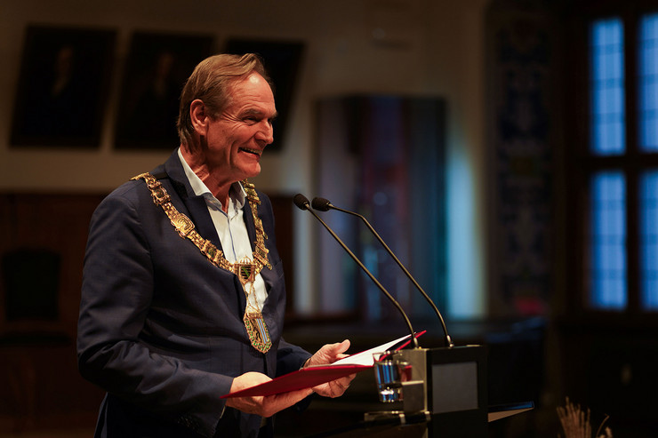Oberbürgermeister Burkhard Jung hält eine Rede und lächelt dabei.