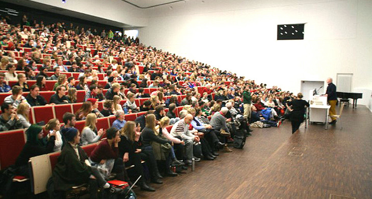 Hunderte Menschen allen Alters sitzen im Großen Hörsaal der Universität Leipzig