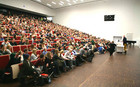 Hunderte Menschen allen Alters sitzen im Großen Hörsaal der Universität Leipzig