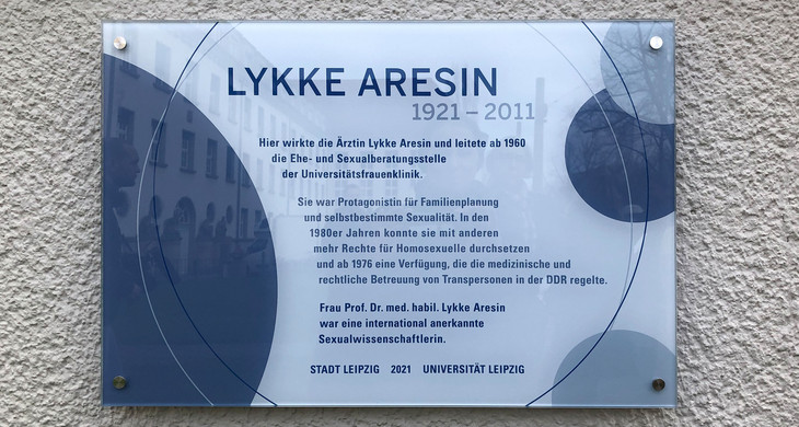Gedenktafel der Ärztin Prof. Dr. Lykke Aresinin in der Philipp-Rosenthal-Straße 57.