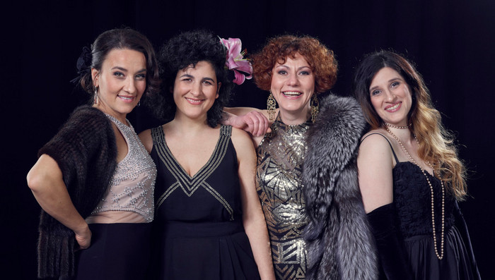 Vier Frauen des Quartett Canelle in Vintage-Mode 