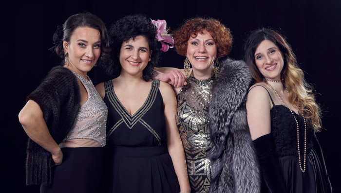 Vier Frauen des Quartett Canelle in Vintage-Mode 