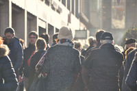 Viele Menschen sind auf einer Einkaufsstraße in der Innenstadt unterwegs