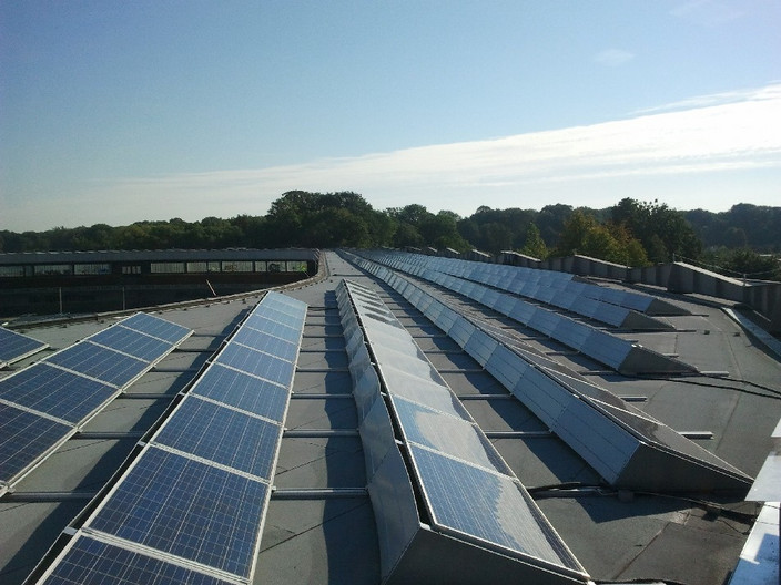 Solaranlage auf dem Dach der Radrennbahn
