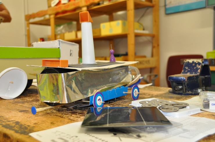 gebasteltes Auto aus Pappteilen und Solarfolien