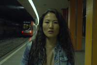 Eine Frau steht in der U-Bahn-Haltestelle