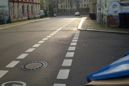 Radfahrstreifen auf einer Leipziger Straße in Nahaufnahme.