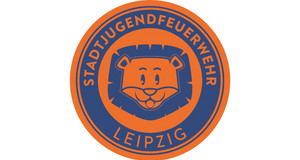 Ein orangener Kreis mit breitem blauen Rand auf dem "Stadtjugendfeuerwehr Leipzig" steht. in der Mitte des Kreises ist ein blauer Löwe.