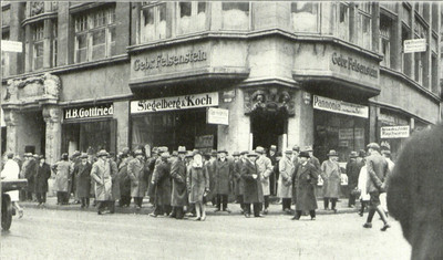 Historisches Foto der Nikolaistraße mit vielen Menschen vor einem Gebäude