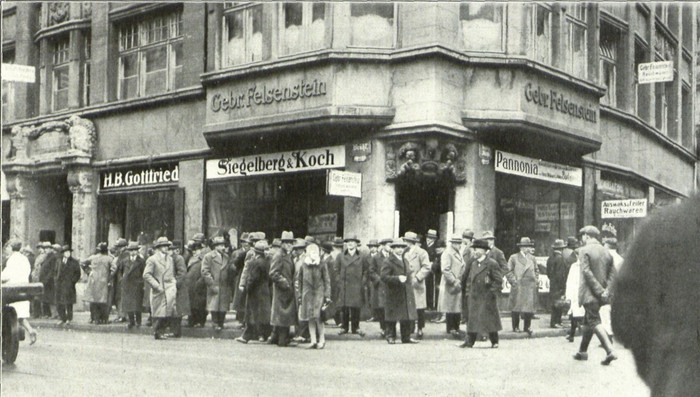 Historisches Foto der Nikolaistraße mit vielen Menschen vor einem Gebäude