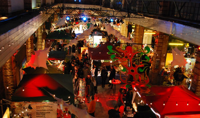 Blick auf Weihnachtsmarkt von oben