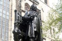 Denkmal zeigt Johann Sebastian Bach in Lebensgröße