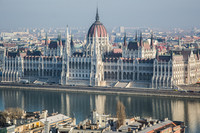 Ein großer Palast am Flussufer in Budapest