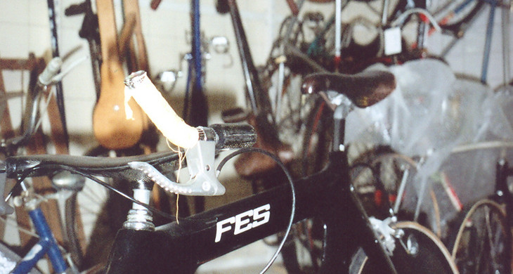 Verschiedene Rennräder als Ausstellungsstücke im Sportmuseum
