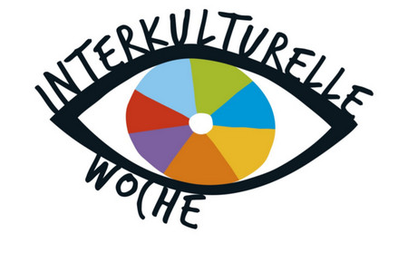 Ein Auge mit der Schrift Interkulturelle Woche als Augenbrauen und die Pupille ist ein Kreis mit bunten Segmenten