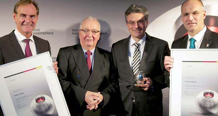 Verleihung des Nachhaltigkeitspreis an die Stadt Leipzig 2012 (links OBM Jung)