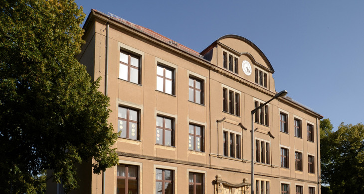 Gebäudeansicht Grundschule - 60. Schule