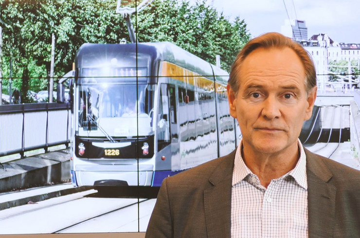 Oberbürgermeister Burkhard Jung vor dem Videobild einer Straßenbahn