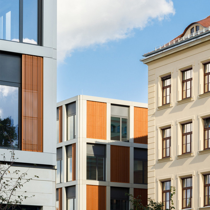 Teile der zwei neugebauten Gebäude und den sanierten Altbau der Quartiesschule im Sanierungsgebiet Neuschönefeld