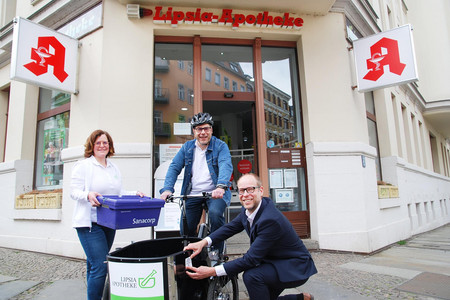 Apothekerehepaar Anke und Kirjak Groitzsch übernehmen ihr neues Lastenrad für Arzneimitteltransporte