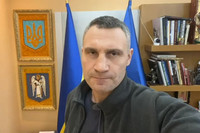 Vitali Klitschko in seinem Büro nimmt ein Smartphone Video auf