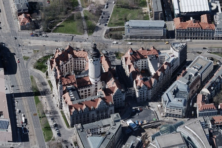 Schrägluftbild mit Blick von Osten nach Westen auf das Neue Rathaus in Leipzig.
