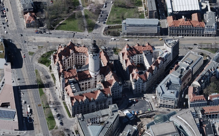 Schrägluftbild mit Blick von Osten nach Westen auf das Neue Rathaus in Leipzig.