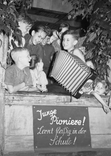 Kinder im Ferienlager um 1954