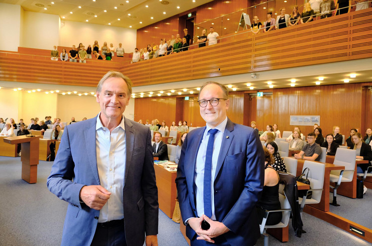 Oberbürgermeister Burkhard Jung und Verwaltungsbürgermeister Ulrich Hörning stehen vor den neuen Auszubildenen im Ratssaal.