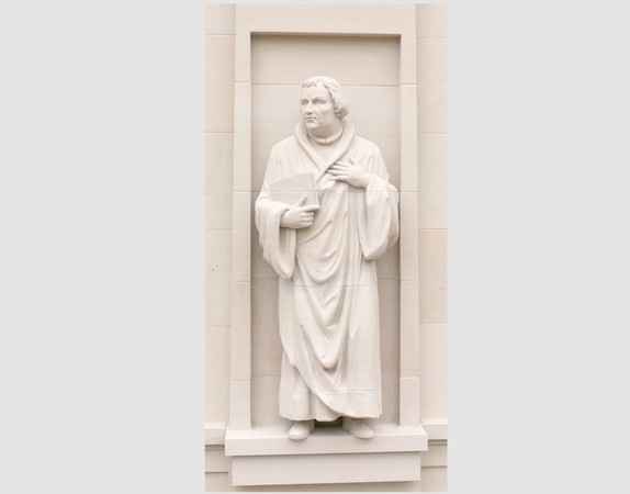 Figur Martin Luthers aus Stein an einer Hausfassade