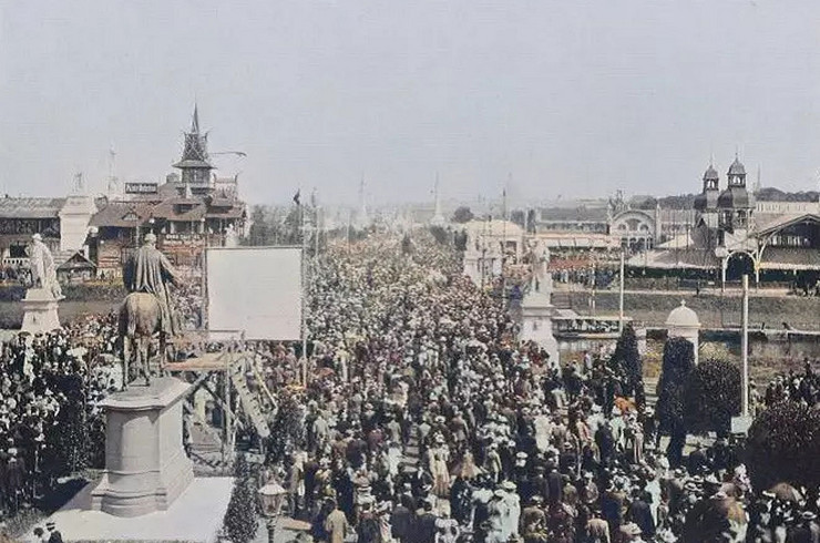 Historisches Foto von vielen Besucherinnen und Besuchern auf der Sächsisch-Thüringischen Industrie- und Gewerbeausstellung 1897