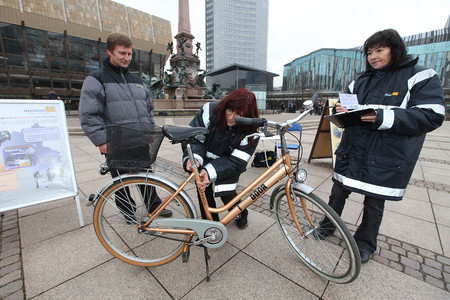 Mitarbeiter des Projektes Fahrradregistrierung auf dem Augustusplatz bei einer Fahrradregistrierung