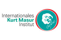 Logo mit Schriftzug und Porträt von Kurt Masur