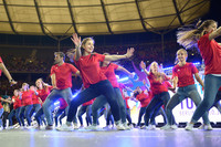 Eine Gruppe Jugendlicher beim Tanzen in einem Stadion