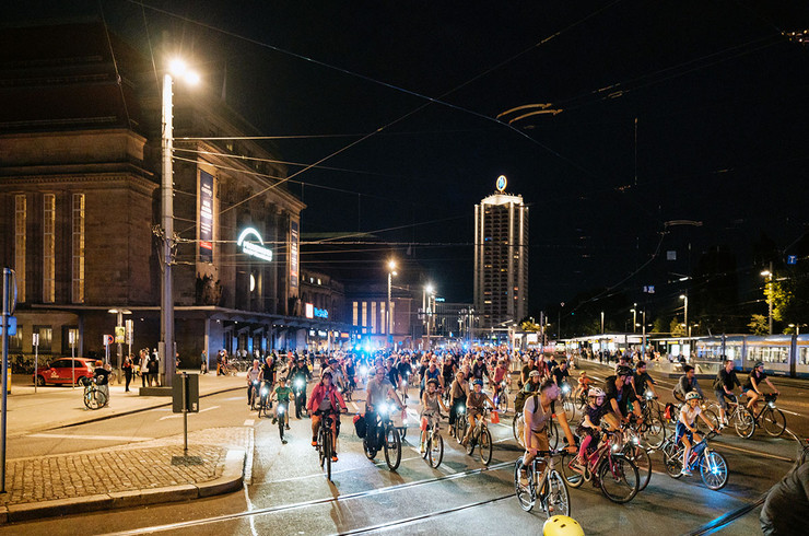 Viele Radfahrer unterwegs auf der Straße vor dem Hauptbahnhof bei der Radnacht. 