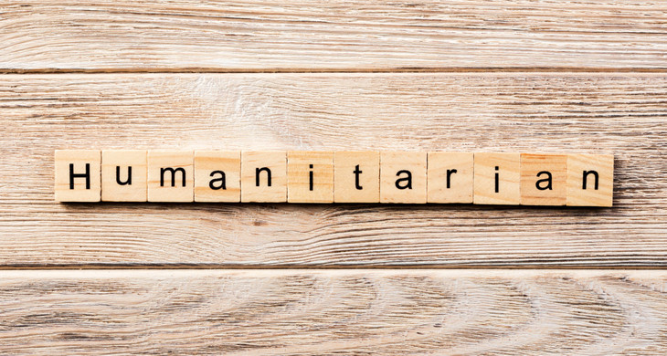 Das englische Wort "humanitarian", zusammengesetzt aus einzelnen Buchstaben auf Holzsteinen