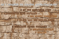 Auf einer braunen Steinwand stehen die sieben Todsünden der Leipziger Jugendliteraturjury