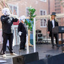 Der Gutshof Stötteritz zeigt das Stück Peter und der Wolf auf der Bühne.