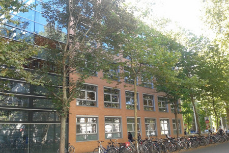 Anblick des Geisteswissenschaftlichen Zentrums der Universität Leipzig, gebaut aus roten Klinkersteinen, Beton und Glas.