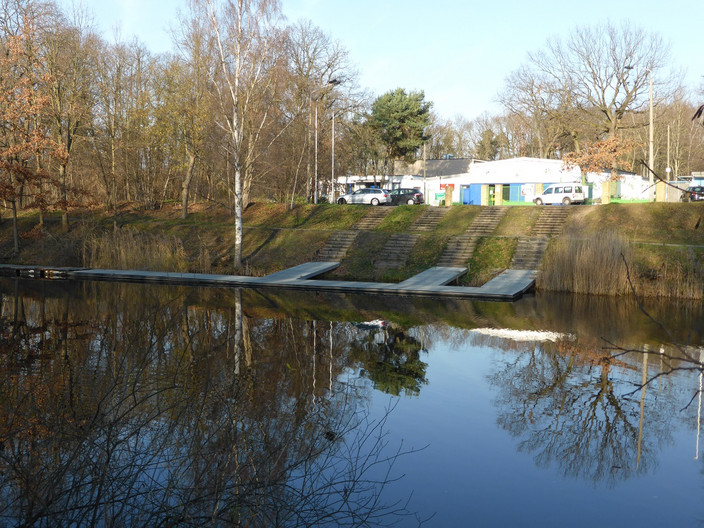 Die Wassersportanlage Burghausen mit Steganlage und Bootshaus