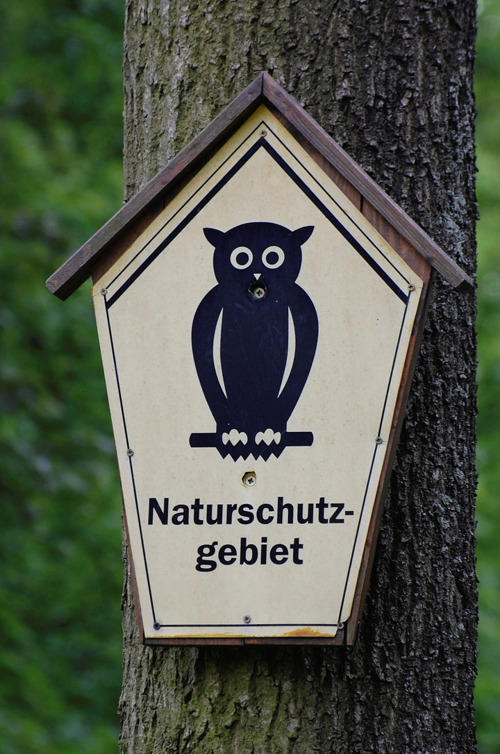 Ein Schild mit einer Eule und dem Schriftzug Naturschutzgebiet