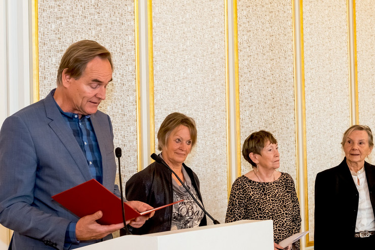 Oberbürgermeister Burkhard Jung verliest den Urkundentext für die Preisträgerinnen 2021