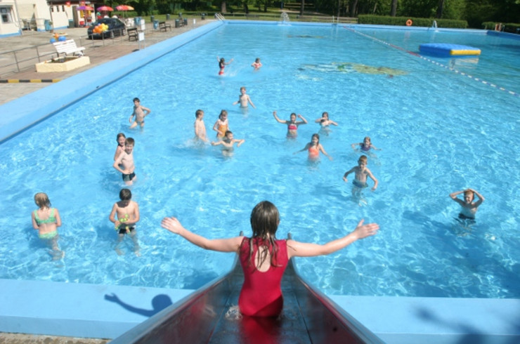 Kinder in einem Freibad in Leipzig beim Planschen und Rutschen