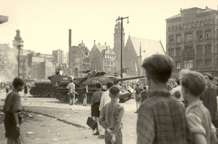 17. Juni 1953 in Leipzig, Blick aus Richtung Katharinenstraße auf den Markt, zu sehen sind zwei Panzer umringt von einer Menschenmenge