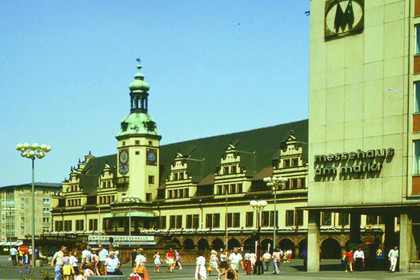 Fotografie des Leipziger Marktplatzes mit Altem Rathaus und Messehaus am Markt 1975