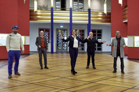 Fünf Personen stehen zugewandt in der Pfeilerhalle des Grassimuseums aufgereiht.