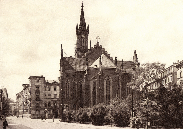 Historische Aufnahme der ersten Trinitatiskirche an der Leipziger Rudolphstrasse von 1847 im neogotischen Stil.